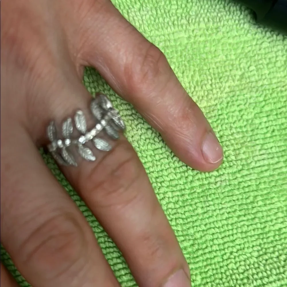 Elegant Silver Leaf Ring